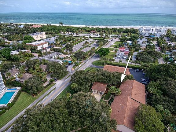 3rd image of 910 E Causeway Blvd APT 5