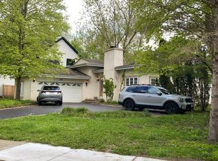757 Strawberry Hill Dr, Glencoe, IL 60022