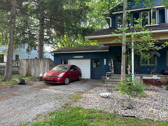 4th image of 715 Brown St