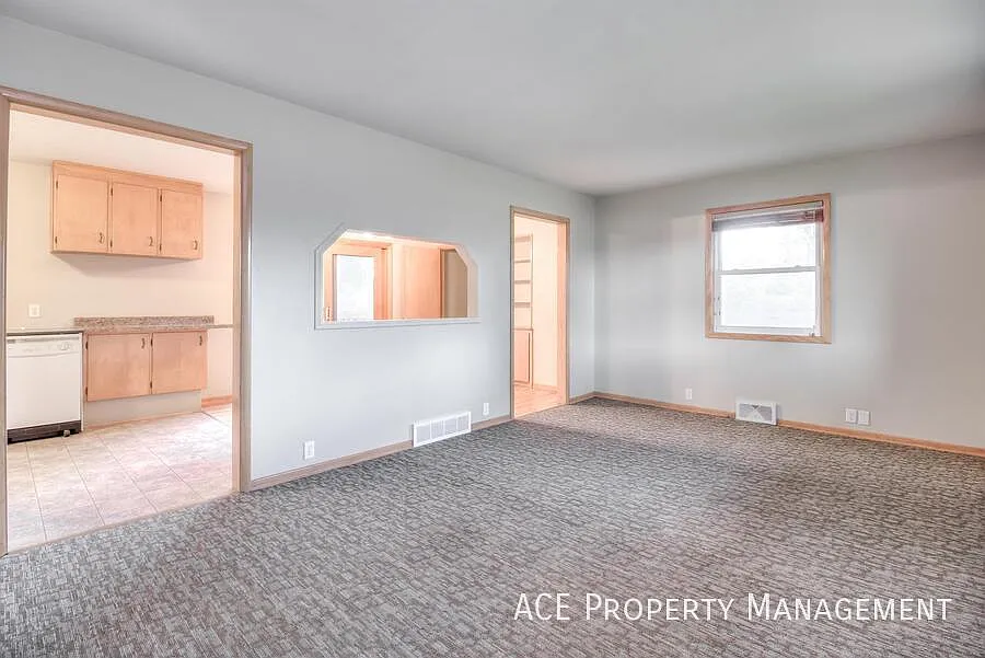 4 bed, 2198 sqft, $1,845 — Photo 4
