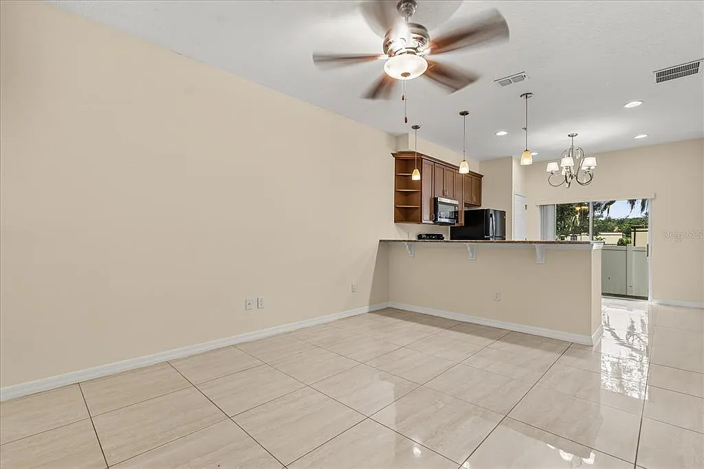 5 bed, 3.5 bath, 1604 sqft, $2,900 — Photo 3