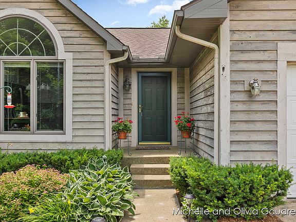 4th image of 8064 Whispering Hills Dr NE