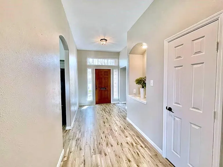 2526 Lake Dale Ln — Photo 5