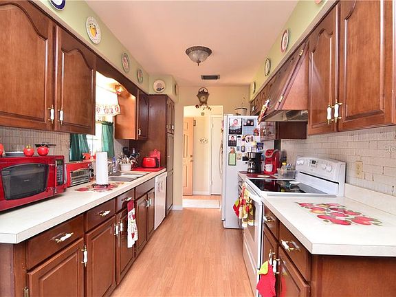2nd image of 629 Sherwood Dr