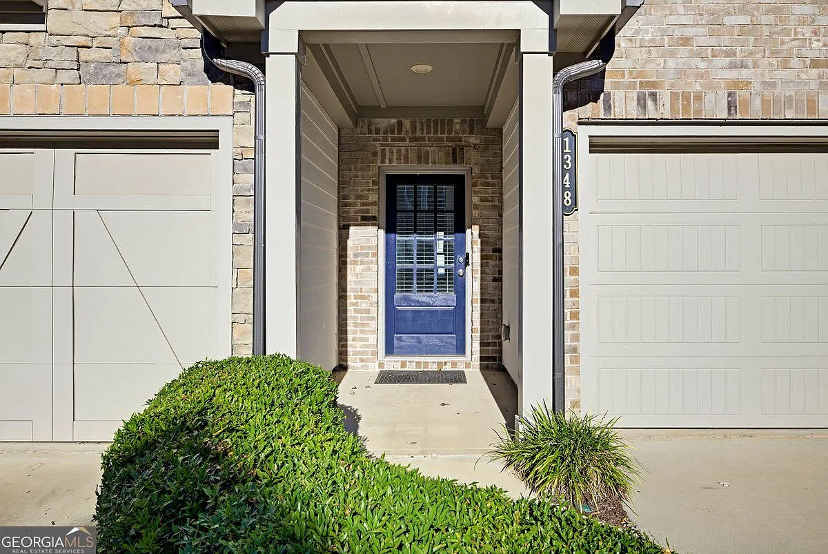 3 bed, 2.5 bath, 1714 sqft, $2,350 — Photo 3