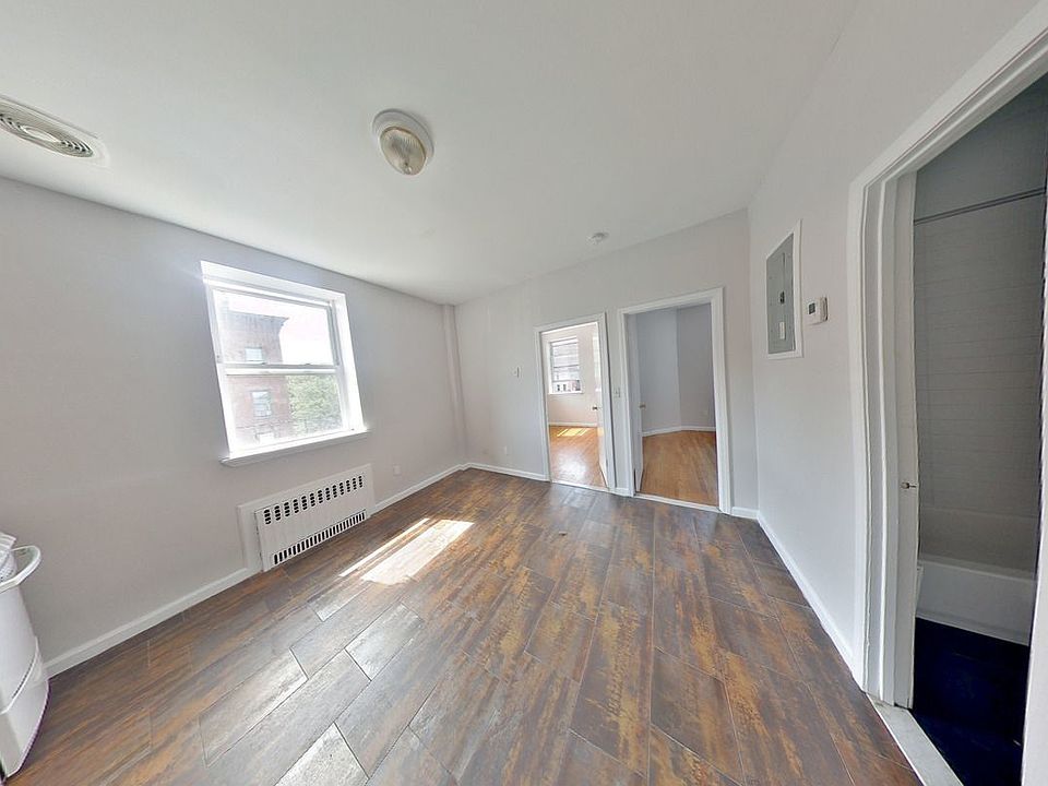 2nd image of 896 Lafayette Ave #2R