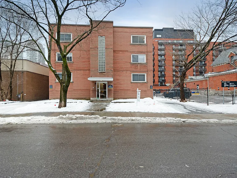 161 Somerset St W — Photo 1