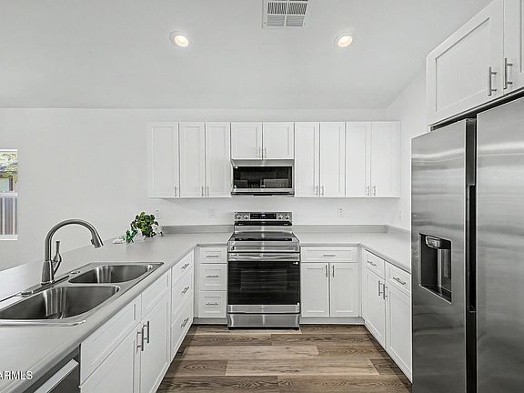 5th image of 1110 E PIERCE Street