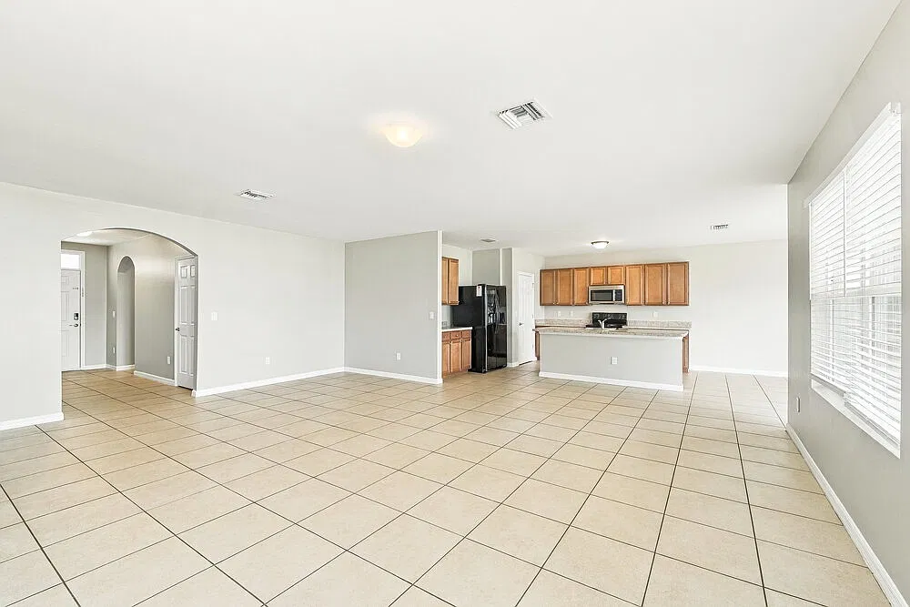 4 bed, 2.0 bath, 2319 sqft, $2,670 — Photo 4