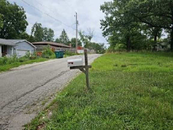 Exterior Neighborhood (street photo)