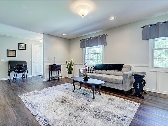 5th image of 17 Hilltop Dr