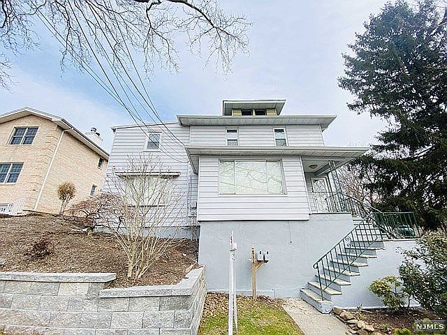 2nd image of 811 Pleasantview Ter #1
