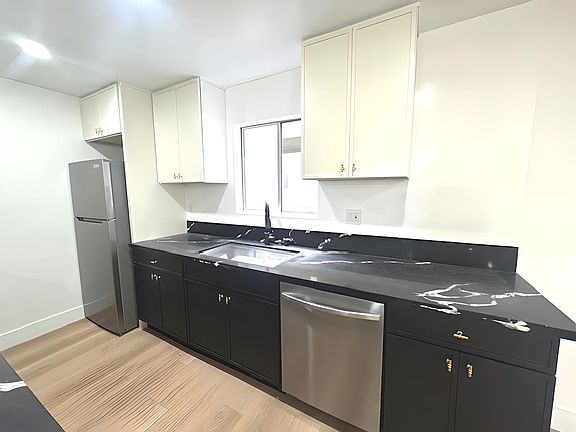 2nd image of 605 San Vicente Blvd #204