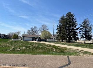 510 Palm Beach Rd, Dickinson, ND 58601