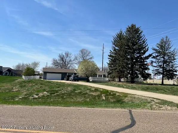 510 Palm Beach Rd, Dickinson, ND 58601