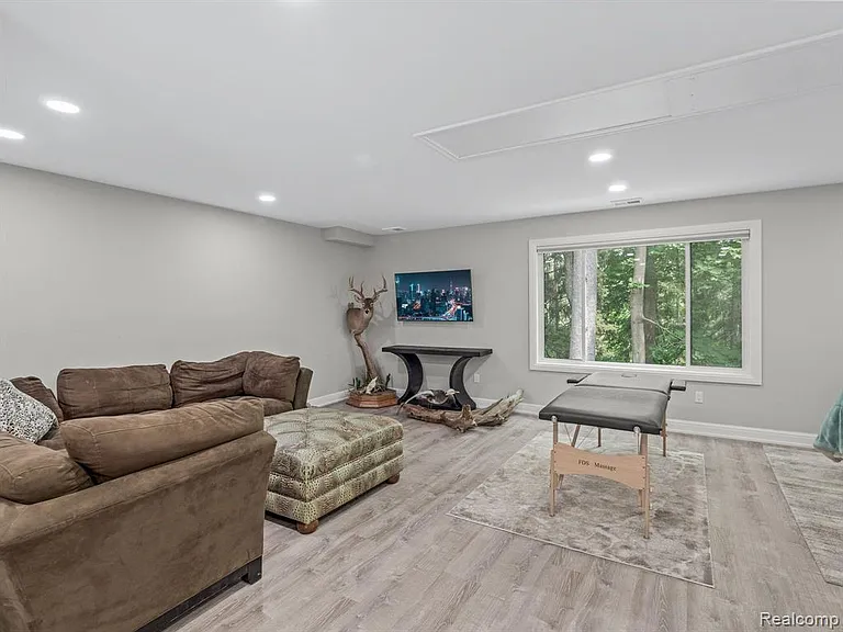 3511 Lakecrest Dr — Photo 49