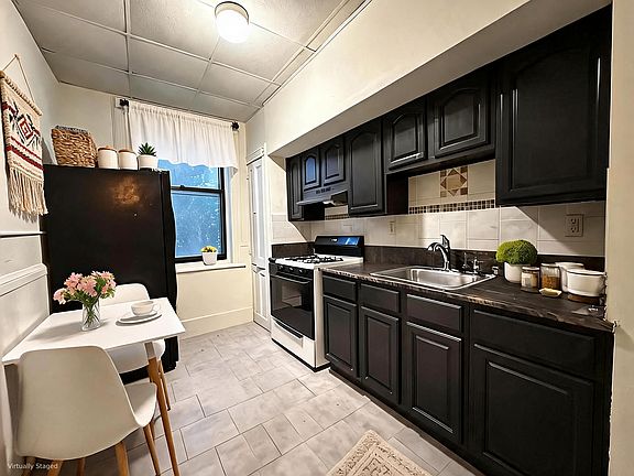 eat-in kitchen