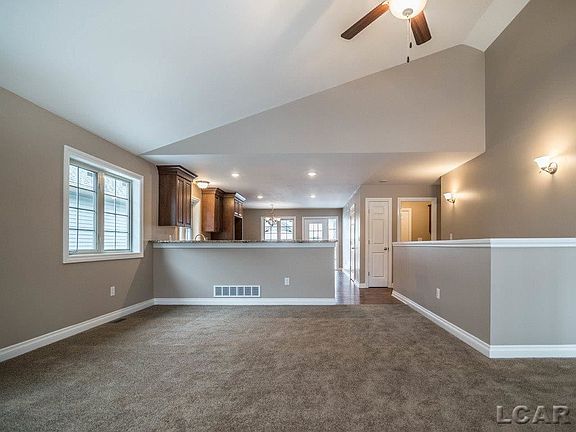 4th image of 828 War Bonnet Dr