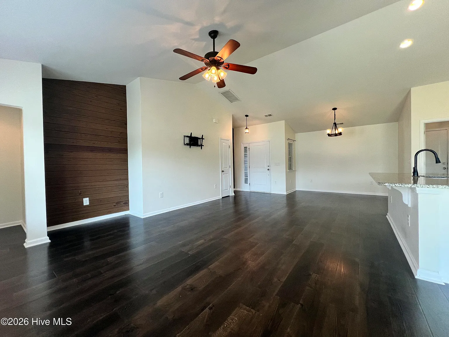 3 bed, 2.0 bath, 1412 sqft, $1,950 — Photo 3