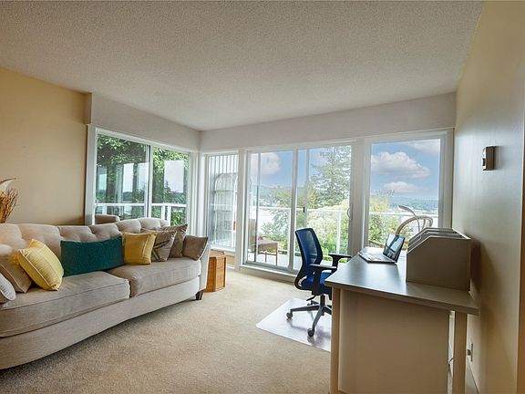 3rd image of 2562 Departure Bay Rd #325