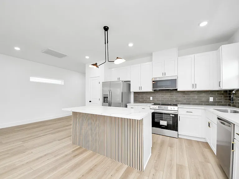801 E 32nd 1/2 St #B — Photo 21