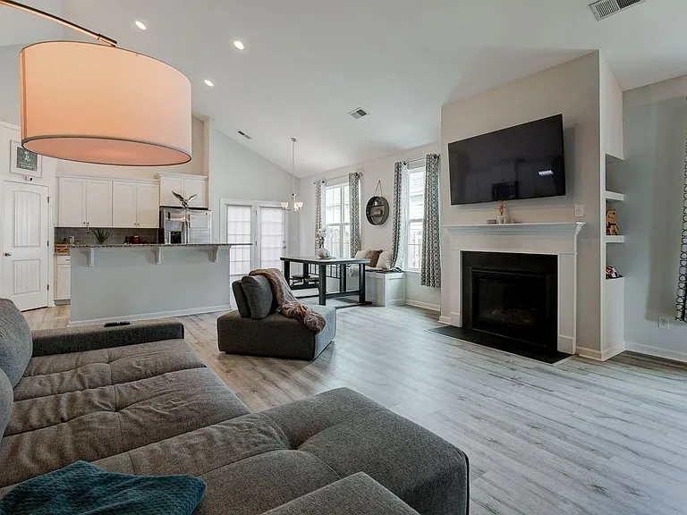 1428 Ardennes Dr — Photo 8