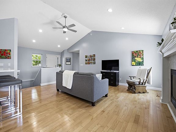 3rd image of 2113 Radcliffe Dr SW