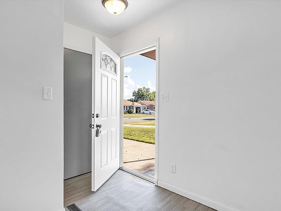 4th image of 713 Sylvan Ln