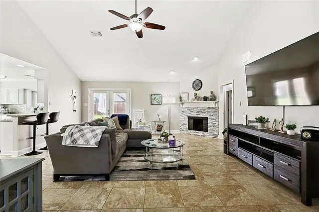 115 Savanna Dr — Photo 3
