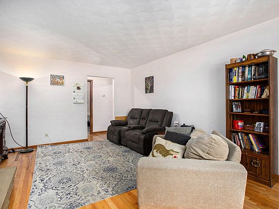 4th image of 10011 Lloy St