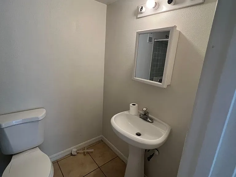 865 Sky Lake Cir #C — Photo 3