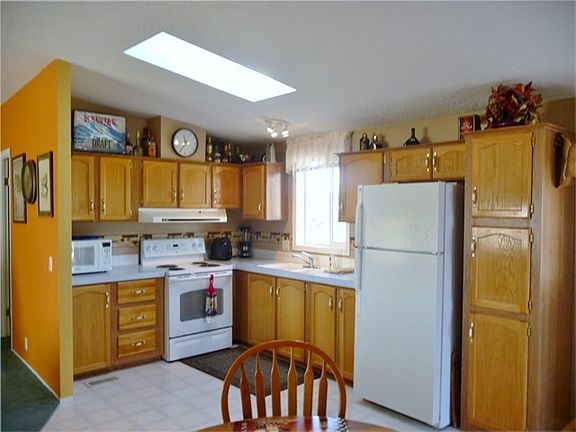Beautiful kitchen with lots of cabinets