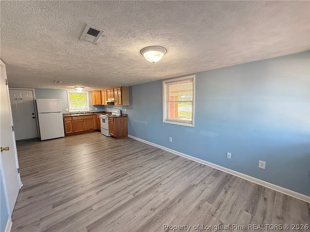 2 bed, 1.0 bath, 950 sqft, $850 — Photo 2