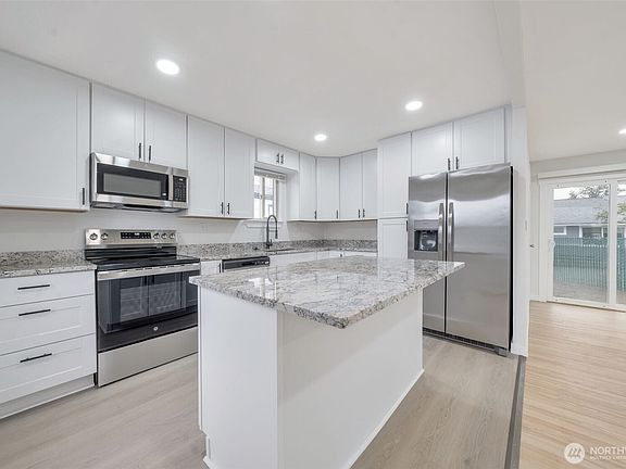 5th image of 904 B Street SE