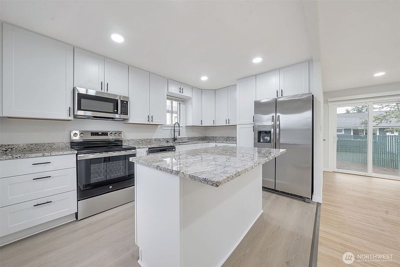 5th image of 904 B Street SE