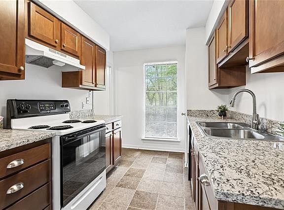 5th image of 910 W 11th Ave