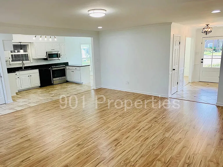 1602 Bubbling Brook Dr — Photo 2