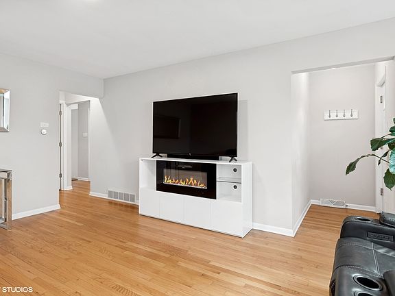 5th image of 2604 W 97th St