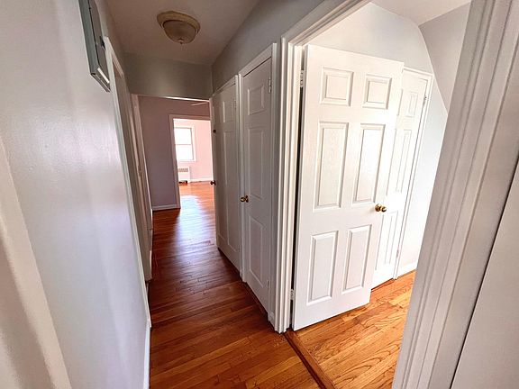 2nd image of 60 Laurel Pl #2