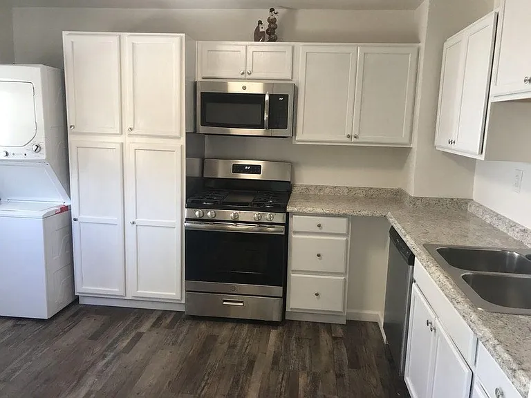 225 S Bailey St — Photo 1