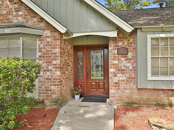 Welcoming front porch. Updated front door & sidelight with leaded glass windows.