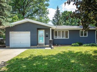 102 Crestwood Ave, Waverly, IA 50677