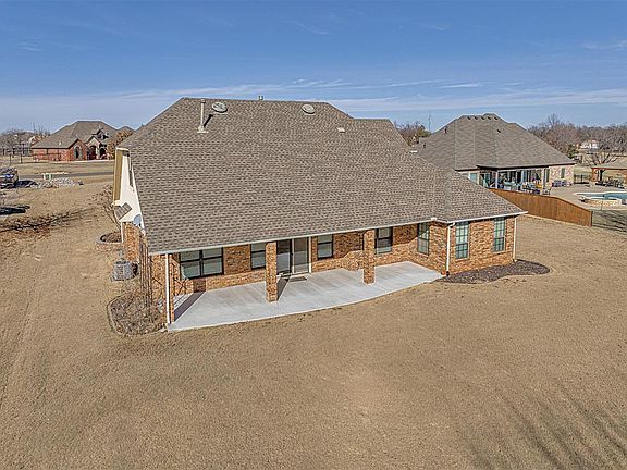 3rd image of 3004 Twin Lake Dr