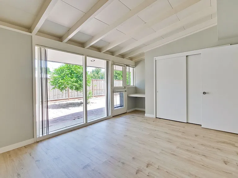 3049 Harding Ave — Photo 17