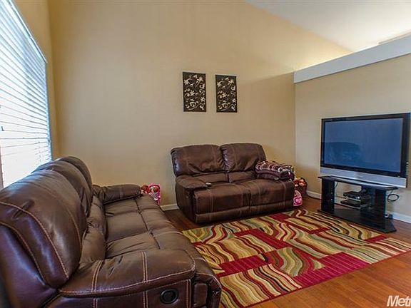 3rd image of 2742 Presidente St