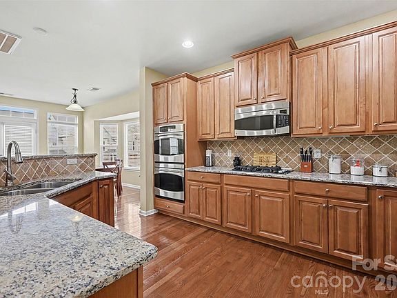 3rd image of 6148 Rockefeller Ln