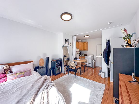 3rd image of 319 E 5th St APT 5