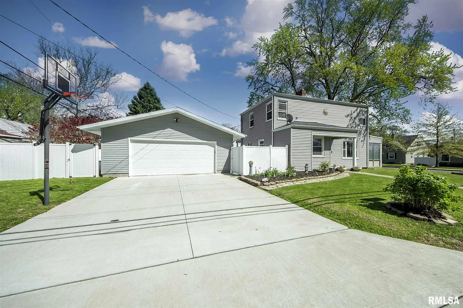 1003 E Richwoods Blvd photo 1