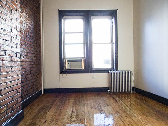 3rd image of 170 Irving Ave #1R
