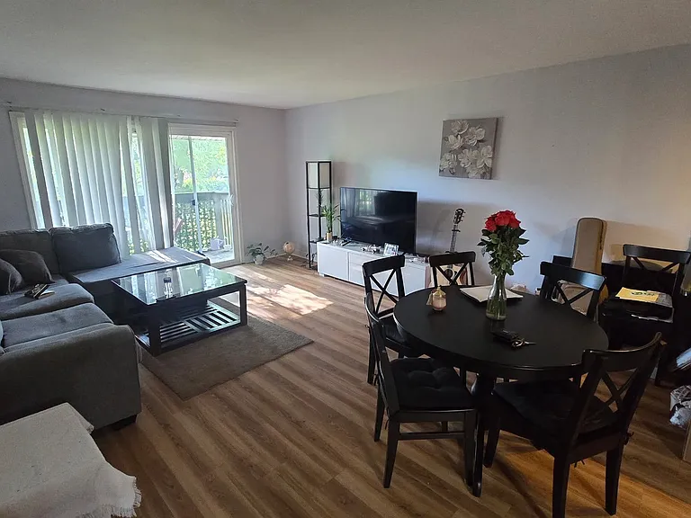 16W543 Mockingbird Ln #206 — Photo 4